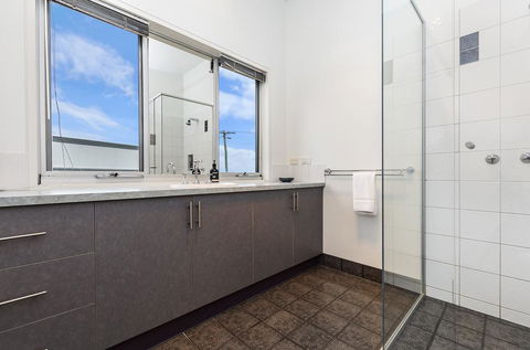 Sea-Lit - South Beach - Accommodation Burleigh 3