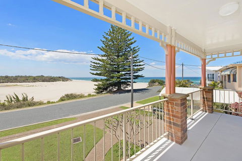 SEASCAPE - An Enticing Lakeside Escape - Accommodation Burleigh 0