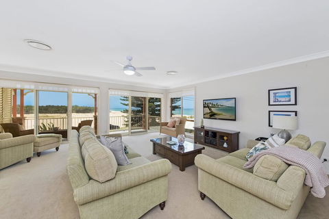 SEASCAPE - An Enticing Lakeside Escape - Accommodation Burleigh 1