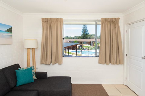 Seaside Holiday Resort - Accommodation Burleigh 2