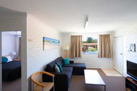 Seaside Holiday Resort - Accommodation Burleigh 1