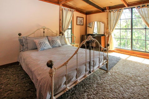 Shady Creek Eco Cabin, Peaceful Country Getaway - Accommodation Burleigh 0