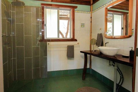 Shady Creek Eco Cabin, Peaceful Country Getaway - Accommodation Burleigh 3