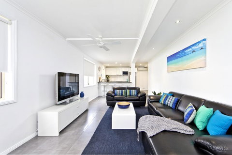 Shells On The Shore Holiday Accomm - Dolphins - Accommodation Burleigh 1