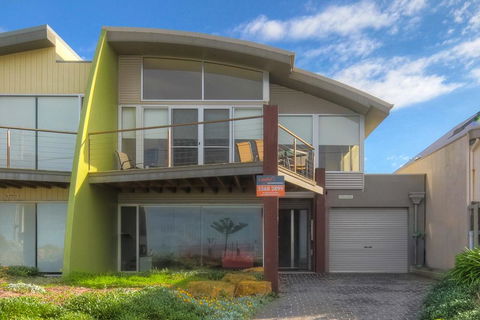 Shemara - Idyllic East Beach Property With Multiple Living Areas - Accommodation Burleigh 3