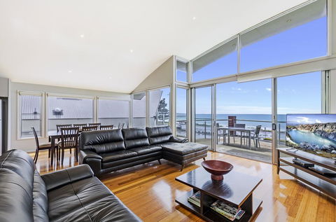 Shemara - Idyllic East Beach Property With Multiple Living Areas - Accommodation Burleigh 1