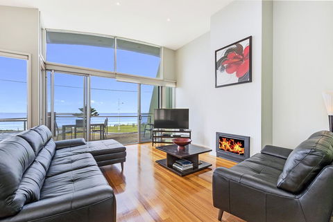 Shemara - Idyllic East Beach Property With Multiple Living Areas - Accommodation Burleigh 2