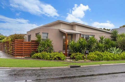 Shore Shanks - Accommodation Burleigh 3