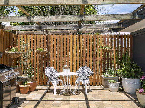 Silky Oak Cottage - Cosy With Country Views - Accommodation Burleigh 1