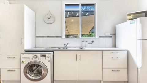 Sounds Of Sunshine 2 Downstairs Half Of House - Accommodation Burleigh 0