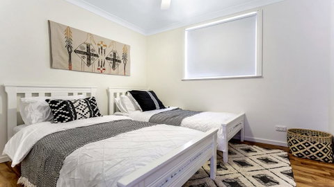 Sounds Of Sunshine Whole House - Accommodation Burleigh 0