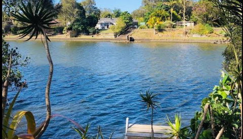 Spacious 2 Bedroom Beach Side Apartment - Close To Shopping Centre With Coles, Health Food Shop, Sushi, Pizza, Cafes, Hairdresse - Accommodation Burleigh 0