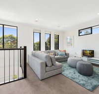 Spacious 4-Bed House with Parking and Backyard - Accommodation Burleigh