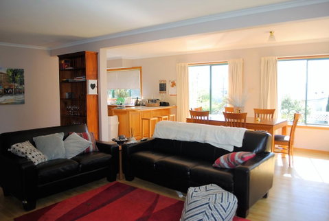 Spacious And Central To CBD - Accommodation Burleigh 0
