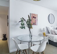 Spacious Apt V Stylish Furniture Pool GYM - Accommodation Burleigh