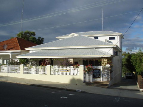 Stirling Apartments - Studio 3 - Accommodation Burleigh 2