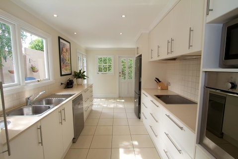 Strahan House - Accommodation Burleigh 2