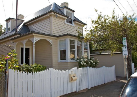 Strahan House - Accommodation Burleigh 1