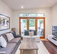Stunning Townhouse- Quiet Street Close to CBD - Accommodation Burleigh