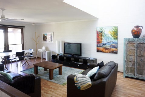 Suffolk Villa - Accommodation Burleigh 0
