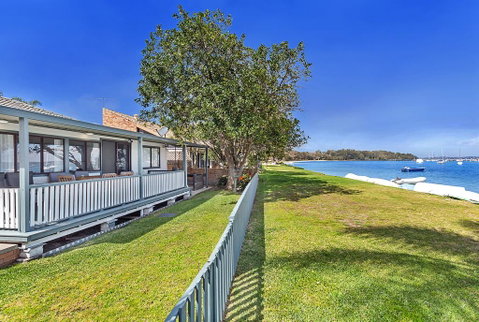 Sunset Beach House - Soldiers Point Sleeps 9 - Accommodation Burleigh 1