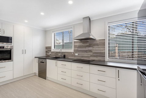 Sunset Beach House - Soldiers Point Sleeps 9 - Accommodation Burleigh 3