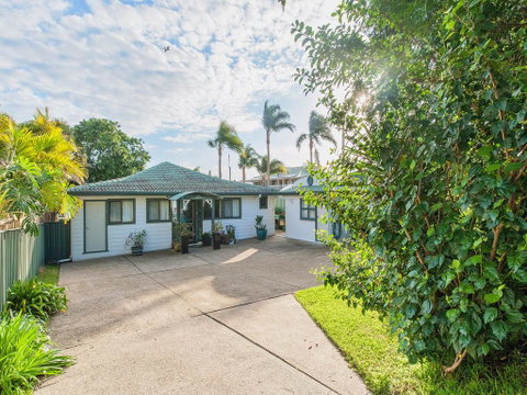 Sunset Beach House - Soldiers Point Sleeps 9 - Accommodation Burleigh 2