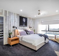 Sunset Penthouse Couples Retreat close to Airlie Beach Champagne on arrival