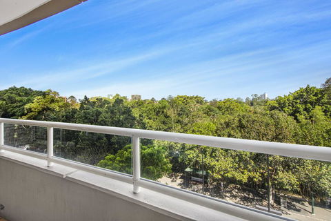 Super Convenient Apartment With Garden Views - Accommodation Burleigh 0