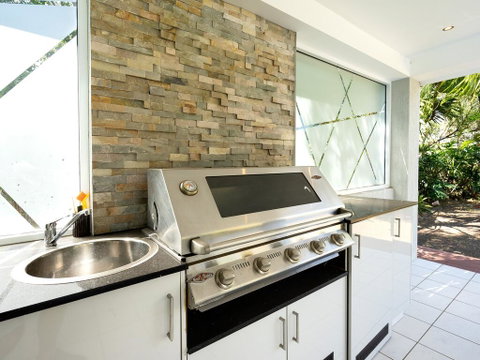 Super Sized Family Retreat With A Pool - Accommodation Burleigh 3