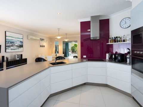 Super Sized Family Retreat With A Pool - Accommodation Burleigh 2