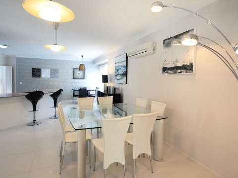 Super Sized Family Retreat With A Pool - Accommodation Burleigh 1