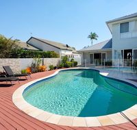 Super Sized Family Retreat With a Pool - Accommodation Burleigh