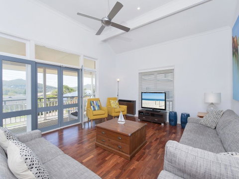 Surf Break - Fingal Bay - Accommodation Burleigh 2