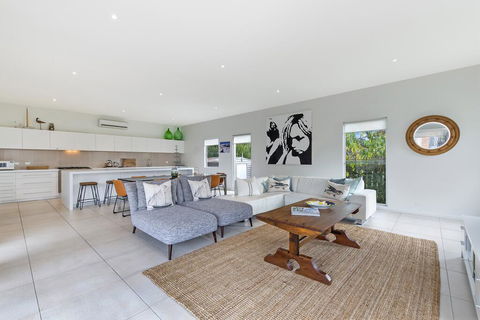 Surfs Up - Fresh And Modern East Beach Home - Accommodation Burleigh 2