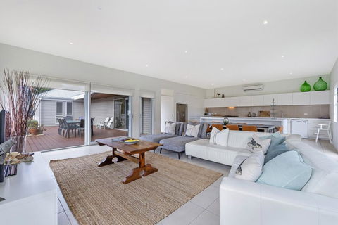 Surfs Up - Fresh And Modern East Beach Home - Accommodation Burleigh 1