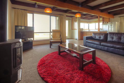 Swimmers Rest - Uninterrupted Panoramic Ocean Views - 1 Bedroom - Accommodation Burleigh 2