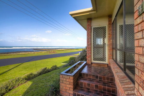 Swimmers' Rest - Uninterrupted Panoramic Ocean Views - Accommodation Burleigh 0