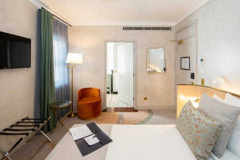 Tattersalls Hotel - Accommodation Burleigh 1
