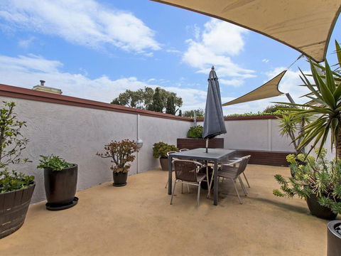 Tennysons On Sackville - Accommodation Burleigh 1