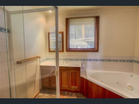 Tetleys - Accommodation Burleigh 1