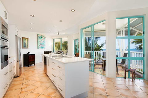 The Beach Shack 3BR Waterfront Resort, Own WIFI - Accommodation Burleigh 1