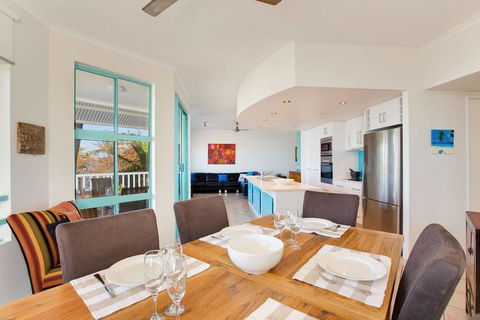The Beach Shack 3BR Waterfront Resort, Own WIFI - Accommodation Burleigh 2