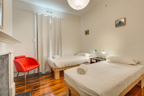 Brampton Cottage - Accommodation Burleigh 13