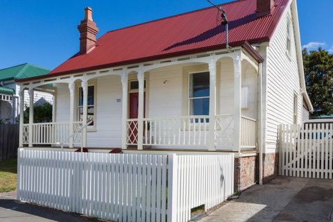 Brampton Cottage - Accommodation Burleigh 0