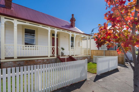 Brampton Cottage - Accommodation Burleigh 5