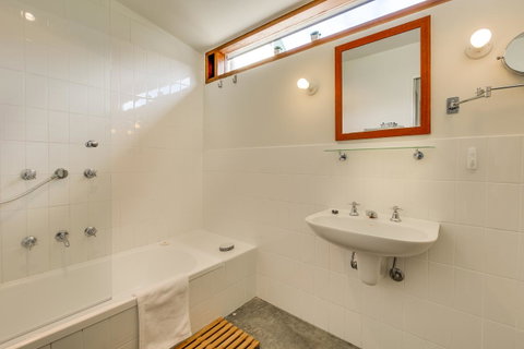Brampton Cottage - Accommodation Burleigh 15