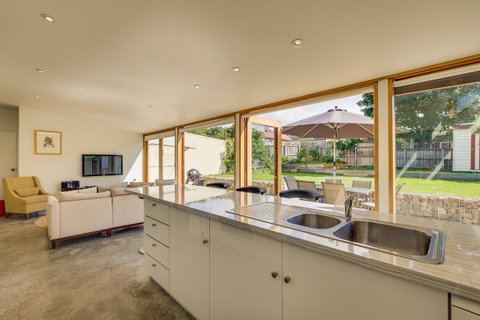 Brampton Cottage - Accommodation Burleigh 18