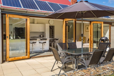 Brampton Cottage - Accommodation Burleigh 8