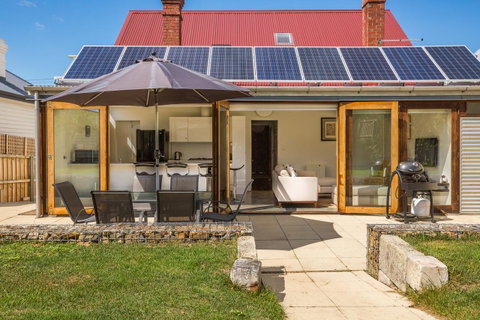Brampton Cottage - Accommodation Burleigh 7